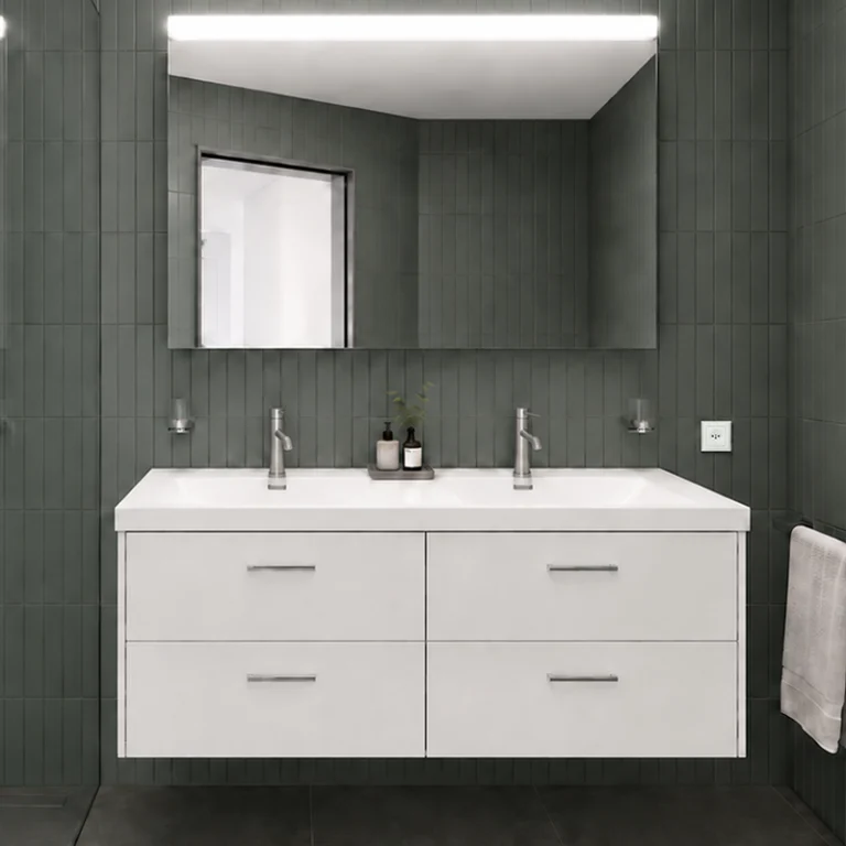 Salle de bain au carrelage vert foncé, meuble suspendu blanc à deux tiroirs sous un plan à double vasque, miroir à bandeau lumineux, petite fenêtre