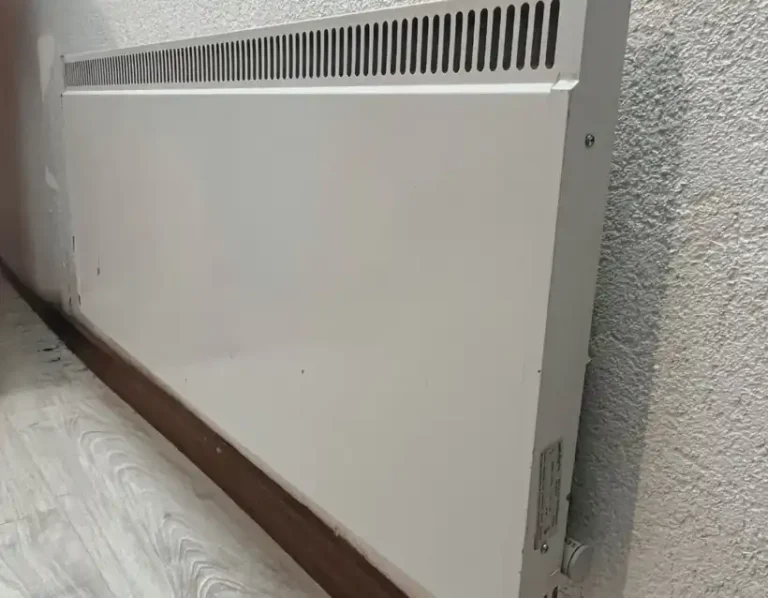 Convecteur électrique mural blanc dans un logement romand