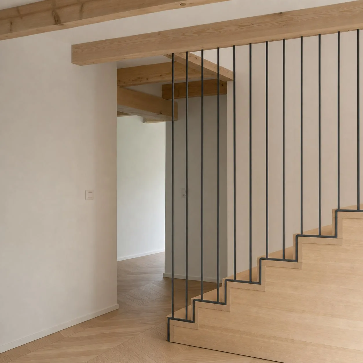 Escalier en bois clair avec garde-corps à barreaux de métal noir sous poutre apparente