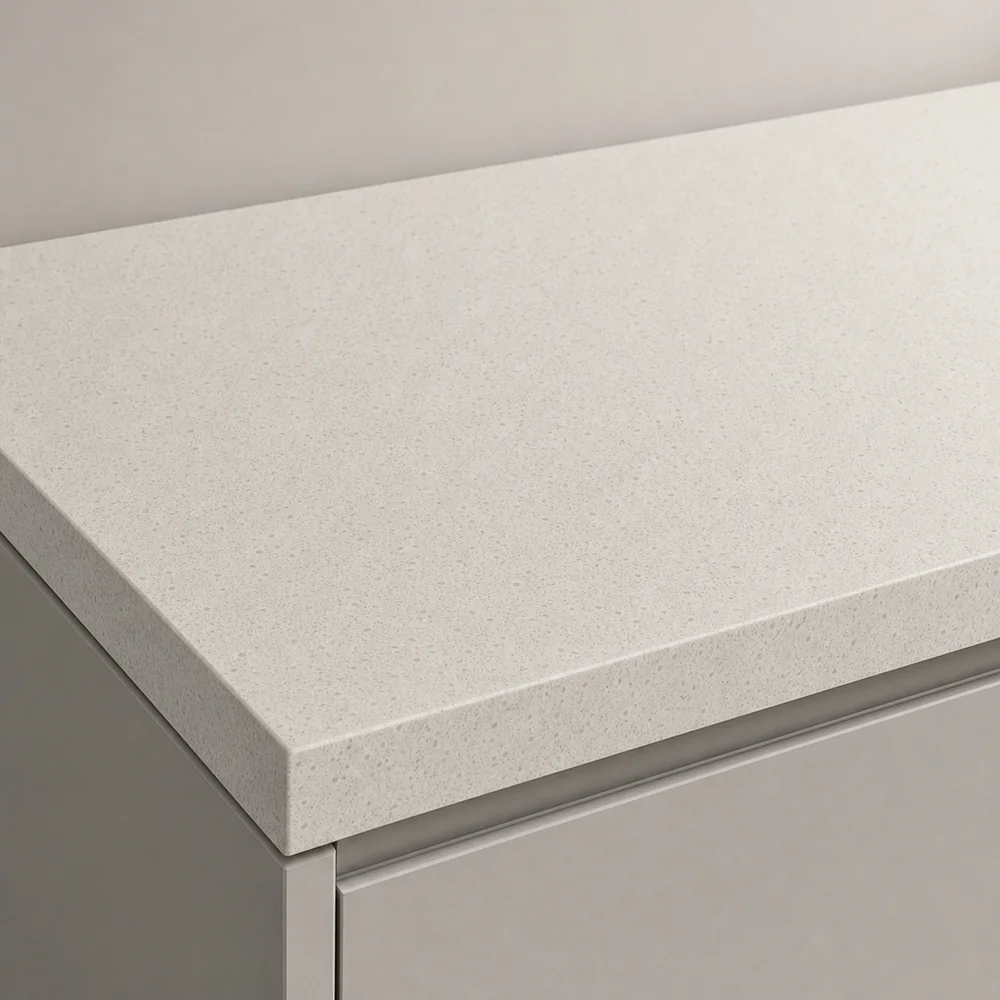 Plan de travail en quartz blanc cassé légèrement moucheté