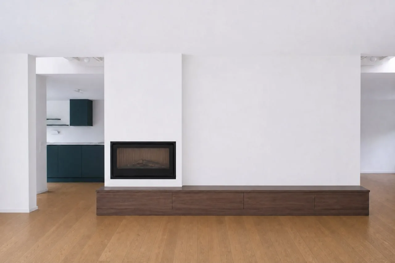 Séjour avec cheminée encastrée sur socle en bois brun foncé et parquet