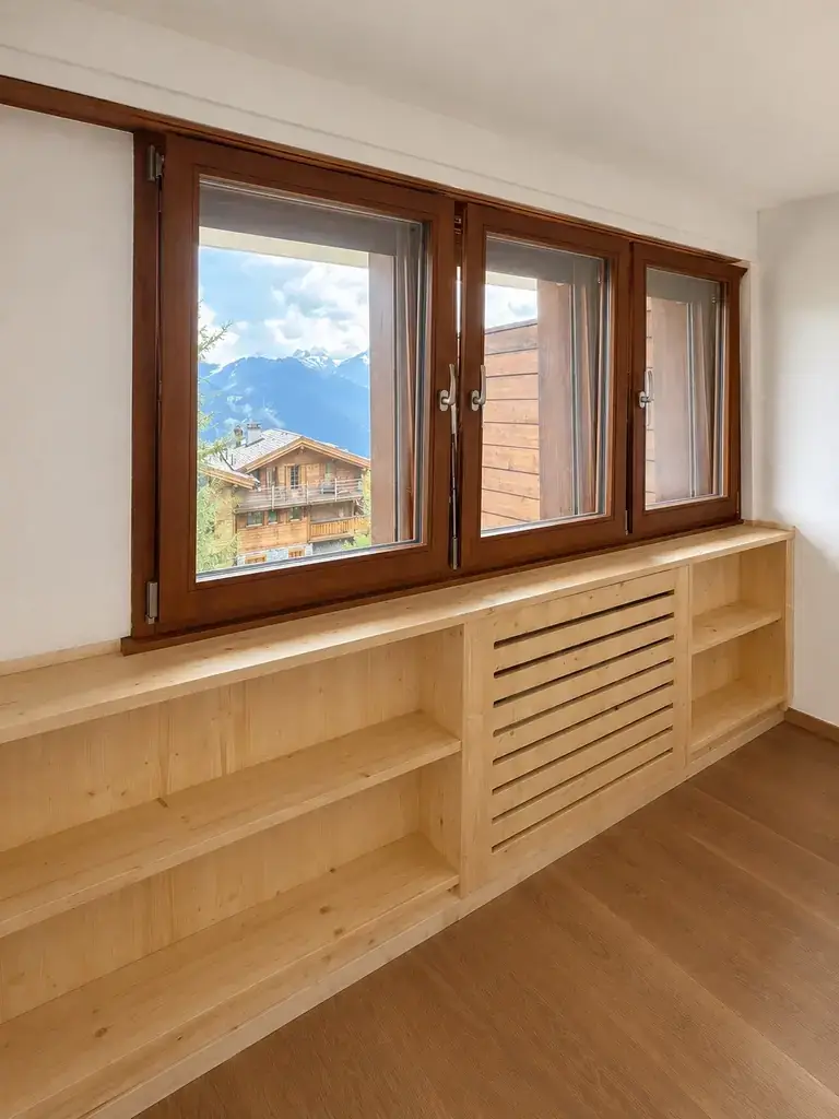 Chambre avec banquette et cache-radiateur sur mesure, appartement à Verbier