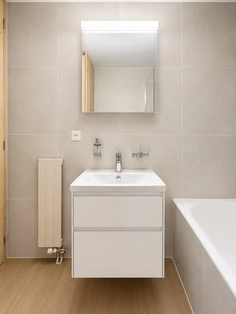 Salle de bain avec meuble vasque sur mesure, appartement rénové à Verbier
